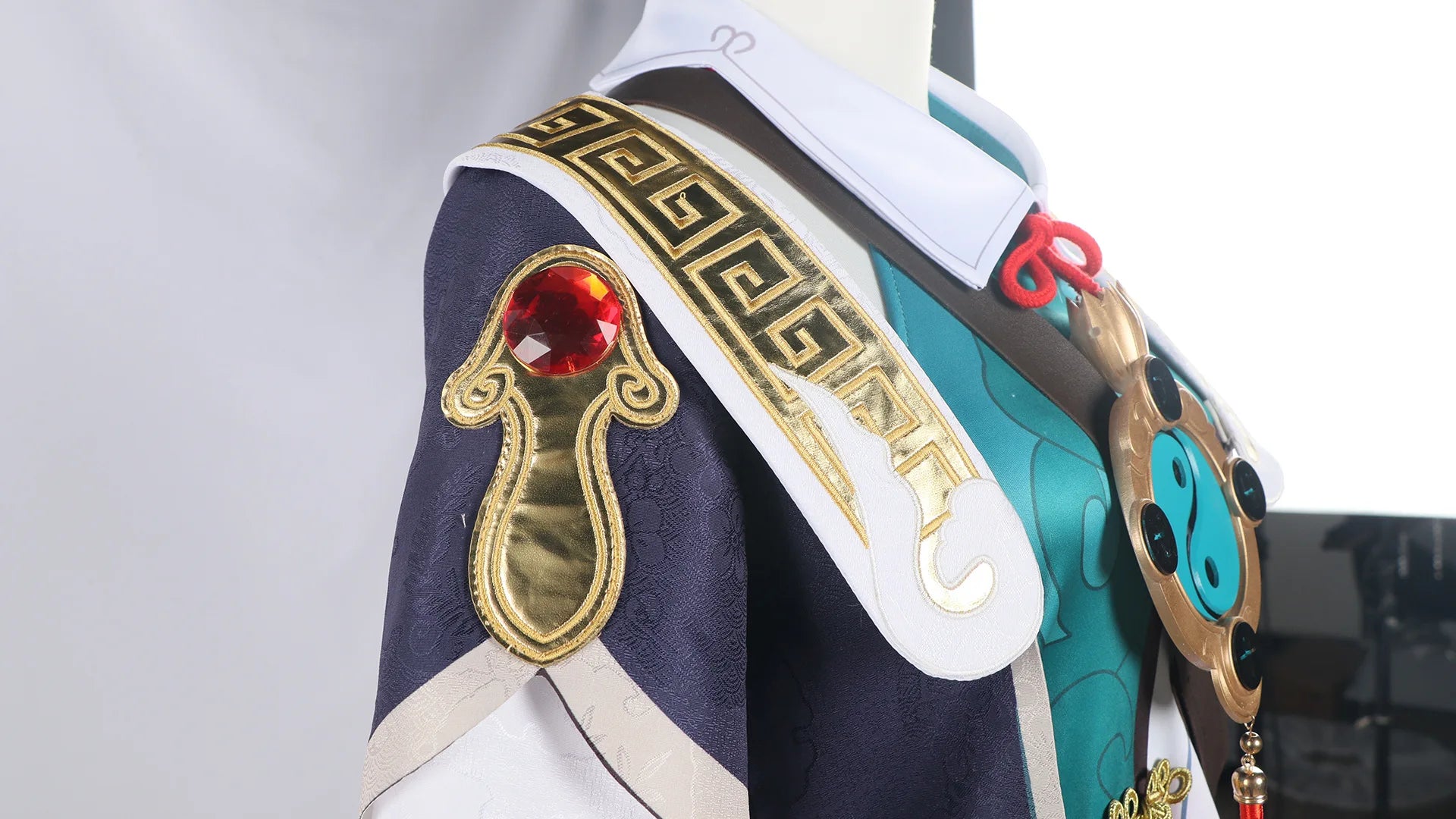 Honkai Star Rail Huohuo full outfit set featuring intricate details and bold colors on a mannequin
