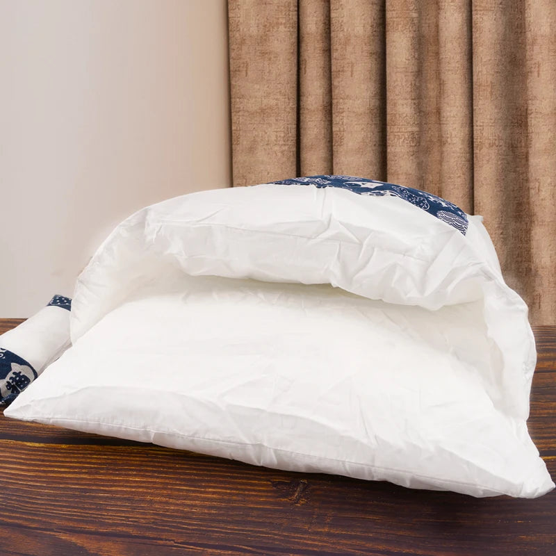 Cozy Japanese cat sleeping bag with soft cushioning for comfortable naps and relaxation