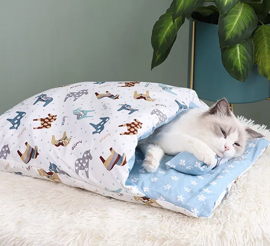 Cozy Japanese cat sleeping bag with playful animal patterns for comfortable cat naps