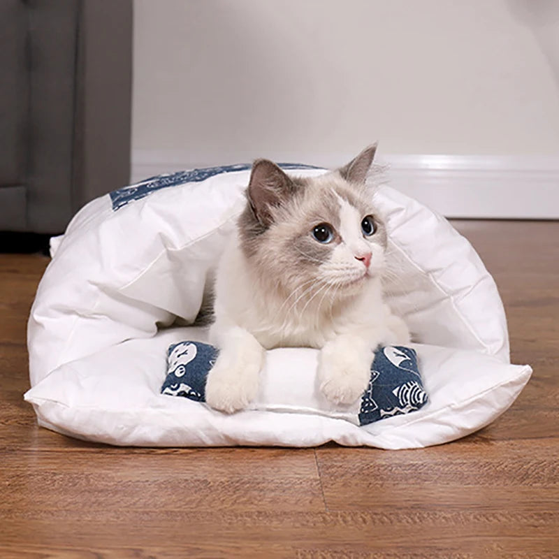 Cozy Japanese cat sleeping bag with soft cushioning for a comfortable nap for your feline friend